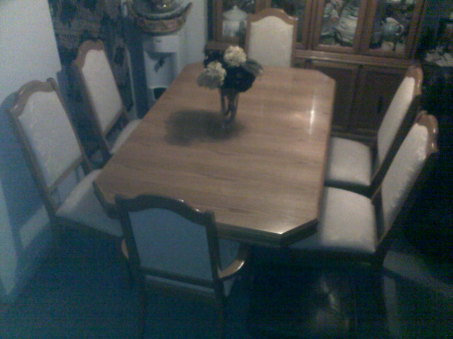 Dining Room Set in Dining Tables & Sets in Guelph