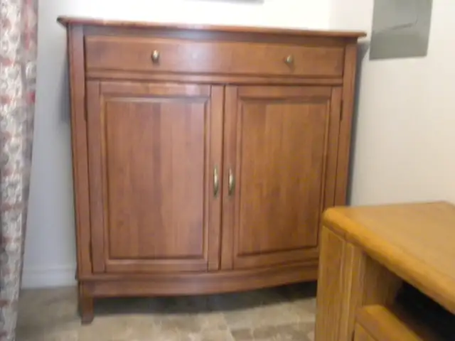 bureau in Dressers & Wardrobes in Trois-Rivières - Image 2
