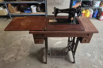 Old Singer Table Sewing Machine (Info In Description) I'm In South Edmonton, Skyrattler Neighborhood...