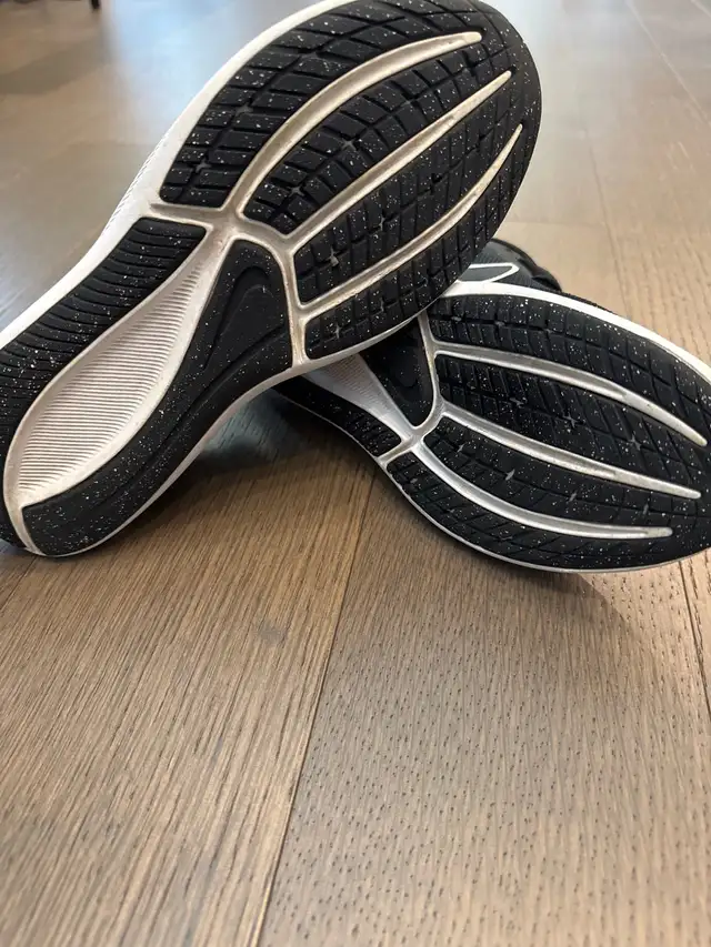 Youth size 4.5 Nike Star Runner Shoe in Kids & Youth in St. Albert - Image 5