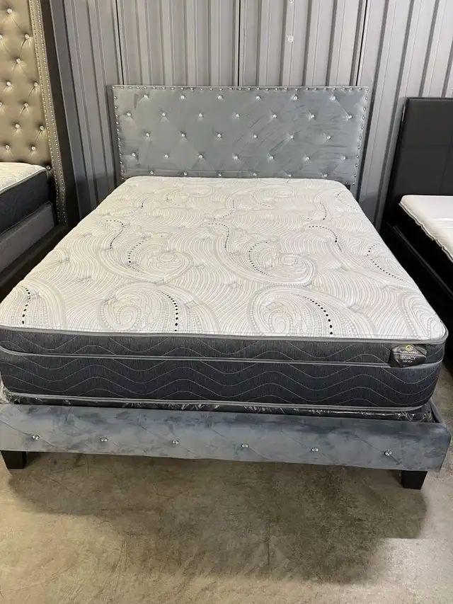 Cadre de lit à vendre (simple, double, queen, king) in Beds & Mattresses in City of Montréal - Image 2
