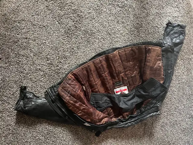 Mens Large Leather jacket in Road in Calgary - Image 5