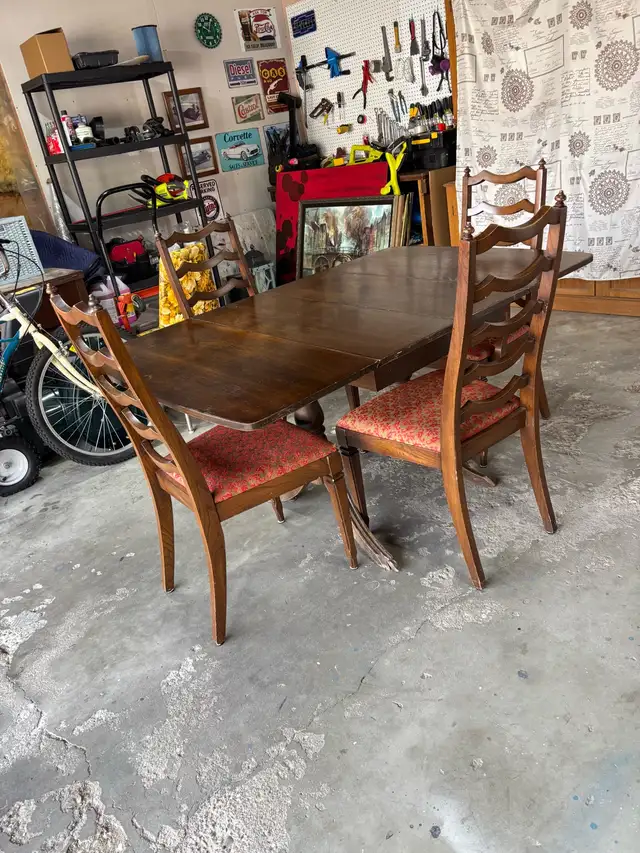 Duncan Phyfe table/4 ladderback chairs(need gone by weekend )63234653427585125
