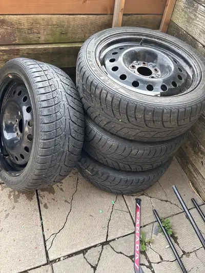3 pneus en bon état usure normal 1 pneu avec clou (facile a reparer Jante un peu rouillé