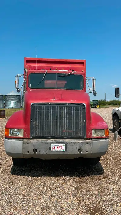 1990 international 9400 T/A grain truck S/n 2HSFHG2R7LC037588 with Cummins, Eaton Fuller 15 spd,A/R...