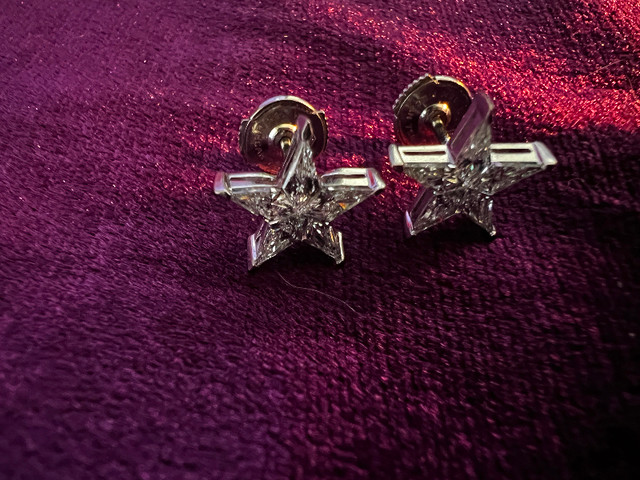Pair of lady’s custom made 18kt white gold star shaped earrings in Jewellery & Watches in Belleville
