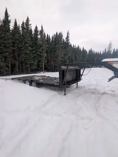 Flat deck 5th wheel has no rotten boards and has new tires, trailer needs some wiring axles are 4000...