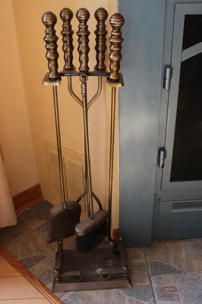Outils pour le foyer avec manches en métal comprenant un support d'outils de foyer, un petit balai,...