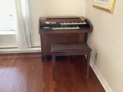 Orgue Hammond avec banc .   A besoin d’ajustements., View more