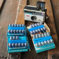 Kodak Instamatic 100 camera w/ AG-1B flashbulbs