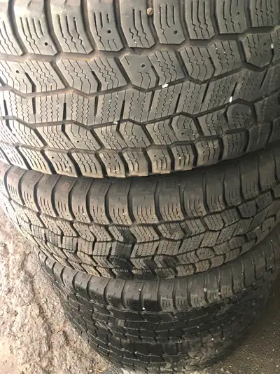 235/65R16 Cooper Snow Claw Winter Tires w rims Bolt ptrn 5x120 Winter tires on rims. Bolt pattern: 5...