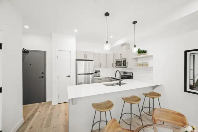 LUXURY 2 Bedroom Apartment! Available May 1st!