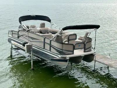 Set up for fishing with 2 live wells but also great seating arrangement for cruising