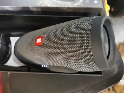 JBL Speaker charge essentiel2 Bluetooth d une qualité sonore puissante vient aussi avec câble de cha...