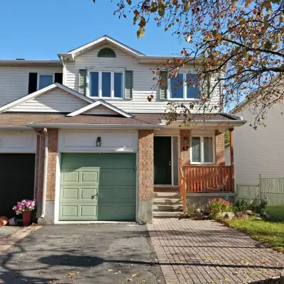 Room for rent in an end unit town house in Kanata ( shirley's brook). The house is in a prime locati...
