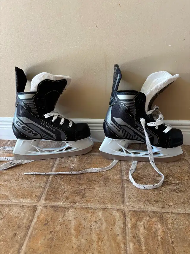 Hockey skates kids size 12 in Skates & Blades in Kitchener / Waterloo - Image 3