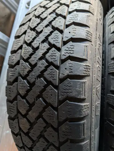 4 pneus hiver montés sur jantes 5 trous 205-70-R15 Snow tracker Radial ST 2