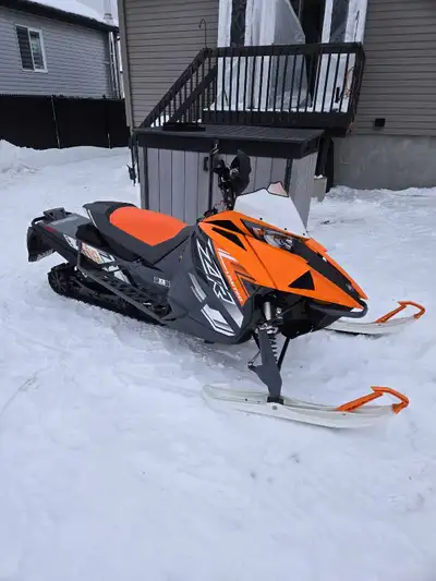 Arctic cat zr 8000 2022 excellente condition , une place 5080km avec accessoires toile et casque cha...