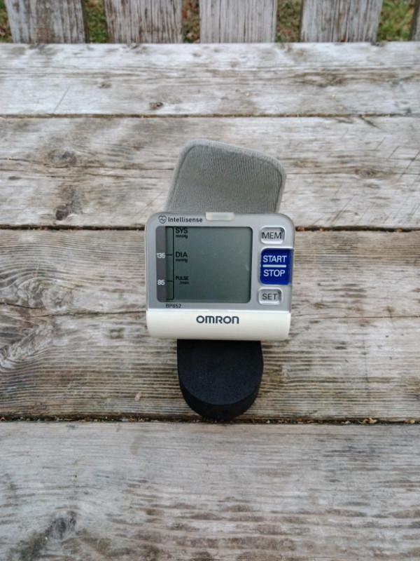 Automatic Wrist Blood Pressure Monitor, Fits On Wrist, Batt Inc in Health & Special Needs in Oshawa / Durham Region