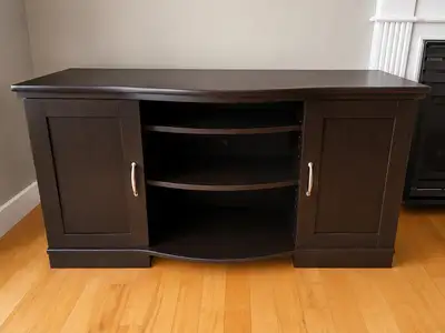 Dark Wood TV Stand / Entertainment Unit – Great Condition! Beautiful dark espresso TV stand with lot...