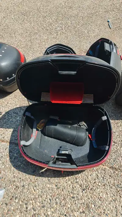 Givi and kappa top box and Give side bags . Good condition. $20 each. $100 takes all. Keys available...
