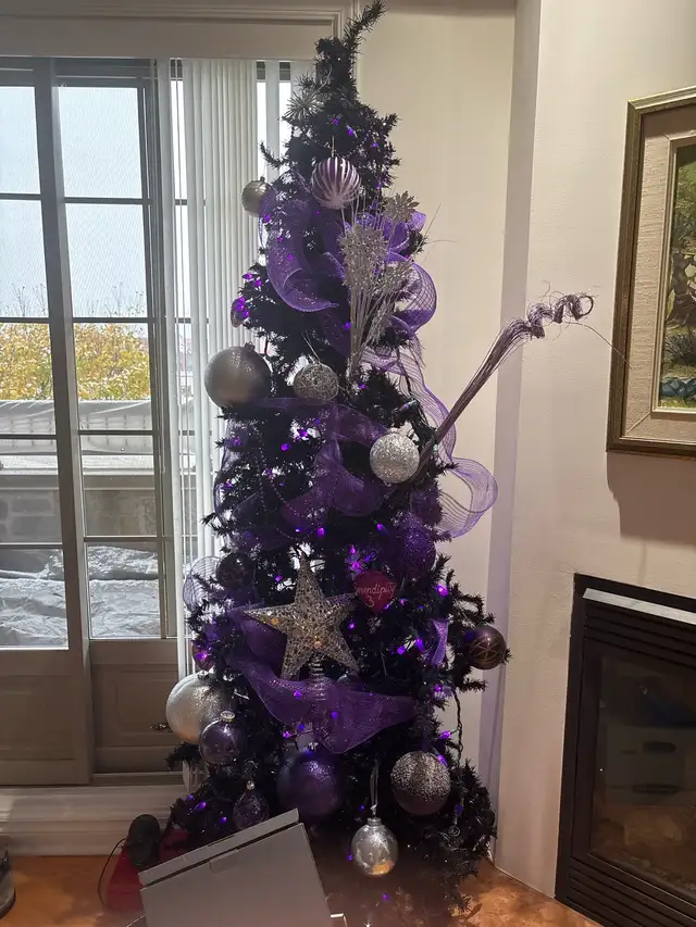 Beautiful black half Christmas Tree with lights and decorations in Holiday, Event & Seasonal in Gatineau - Image 10