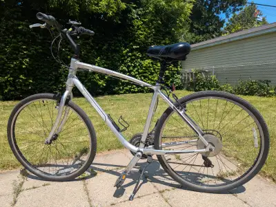 Giant Cypress Hybrid/Commuter Bike Velo. Size Large Rides great. Ready for the road! Specs Build Fra...