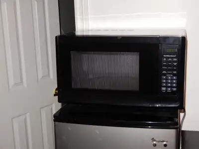 Excellent condition Hamilton Beach 1000 watts Microwave hardy used excellent condition you may test...