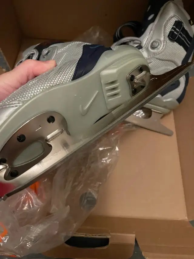 Price reduced! Nike Figure Skates II Jr - Size 1 in Skates & Blades in Markham / York Region - Image 4