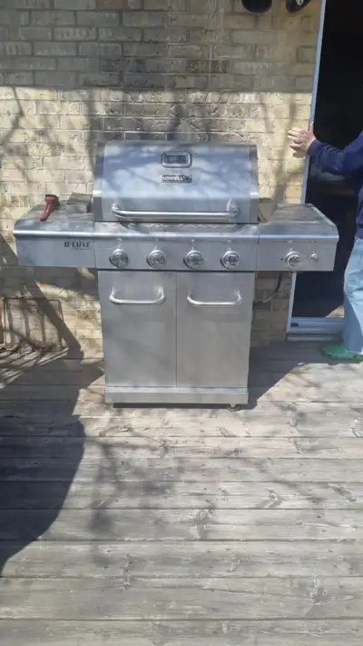 BBQ et couvert  a vendre/BBQ and cover for sale, View more