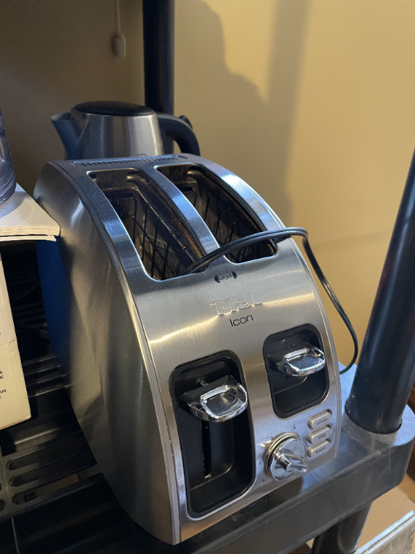 T-fal Avante Icon 2 Slice Toaster - $40 in Toasters & Toaster Ovens in Kitchener / Waterloo
