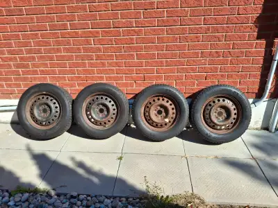Used Michelin winter tire on rims 225 65 17 Bolt pattern 5x114.3 Used winter tires on rims good for...