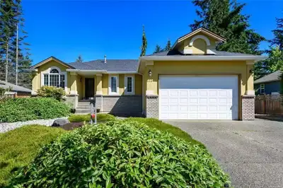 Fully Furnished 2B1B 1030 Sq/ft Second Suite in Qualicum Beach