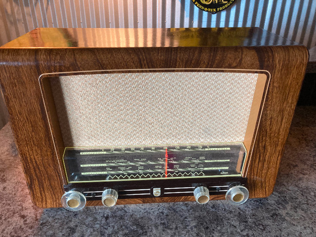 Phillips Vintage Radio in Arts & Collectibles in Calgary