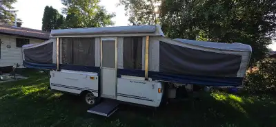 This 2007 Fleetwood Sun Valley tent trailer is in good, pre-owned condition and offers a fantastic w...