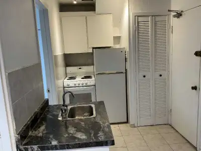 Danforth & Broadview Small clean & quiet apartment on 2nd Floor Close to subway $1250 utilities incl...