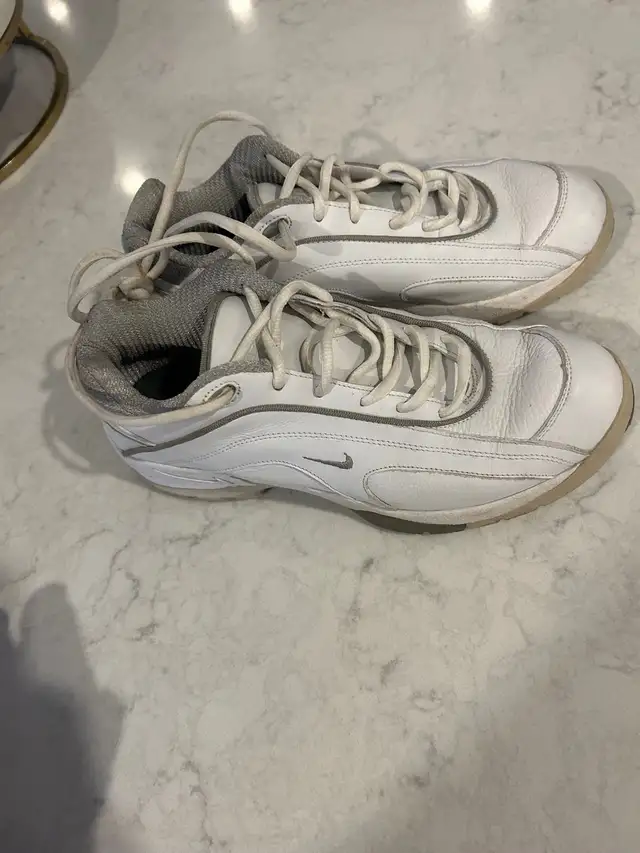 Women’s Nike air golf shoes 7.5 in Golf in Guelph - Image 2