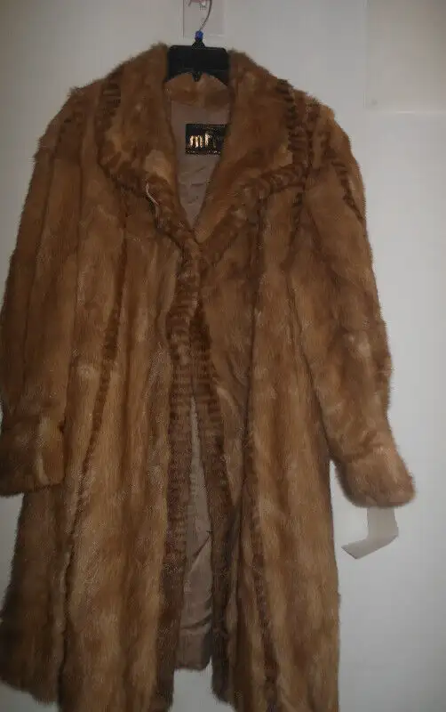Mink coat in Women's - Tops & Outerwear in City of Montréal - Image 4