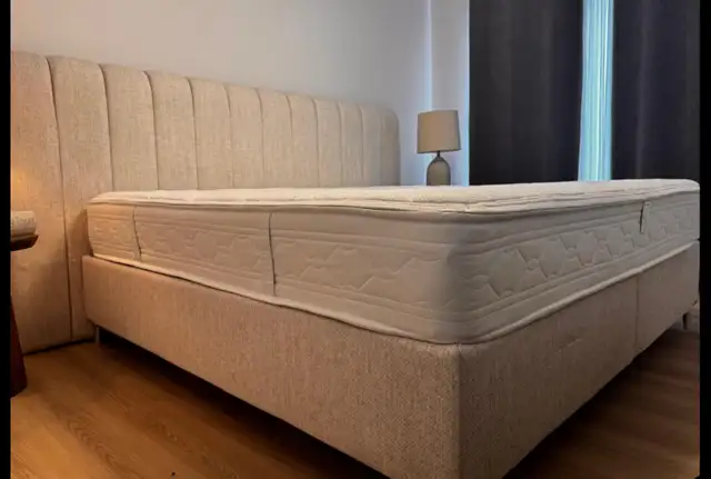 Lit King size Box Spring + Matelas + Tables de chevet in Beds & Mattresses in Trois-Rivières - Image 2