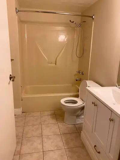 CONDO FOR RENT - LONDON - MAISONVILLE PLACE $2100