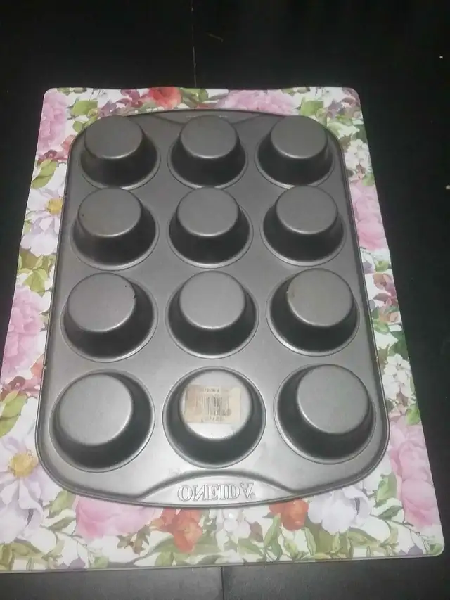 Oneida Muffin Pan497683076083896321