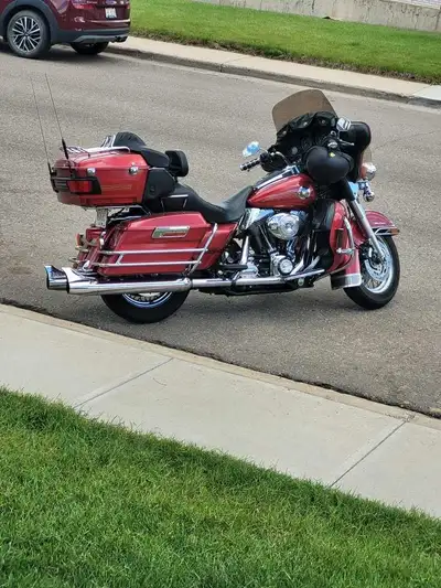 2004 Harley Ultra Classic in lovely condition. 131497 kms. Tires (fair) Near new Screaming Eagle exh...