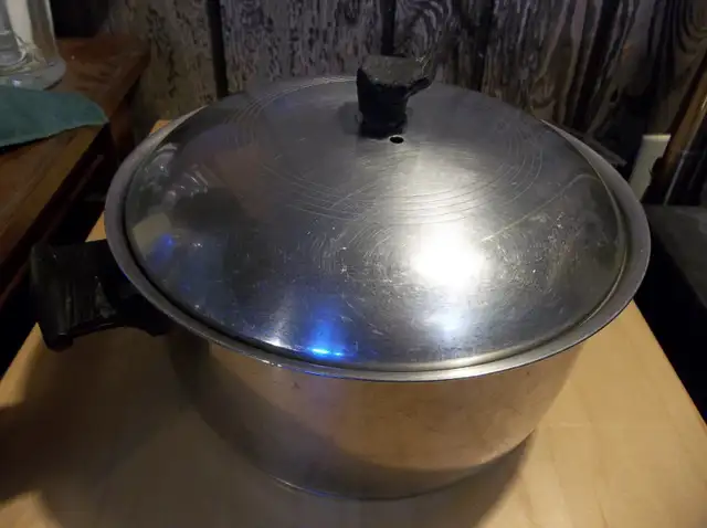 Marmite 6,4L  Rena-Ware 3 PLY 18-8 Canada. Induction in Kitchen & Dining Wares in Trois-Rivières - Image 3