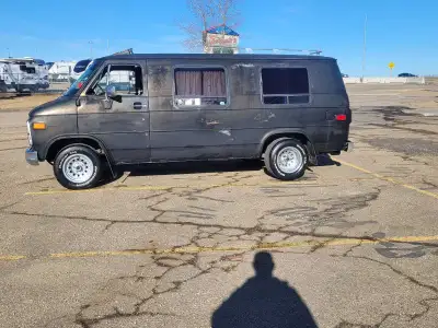 85 gmc g20 New carburetor New plugs,wires, New distributor and new cap and rotor New windshield Has...