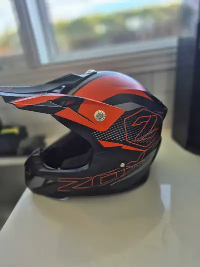 Casque zox size (s/m) Lunettes et Étuis casque Gants fox size (xl) Sac vtt utilitaire +pochette télé...