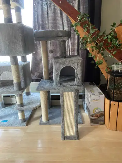 Petit arbre à chat en bonne état. A venir récupérer près de la station de métro Beaudry. Argent comp...