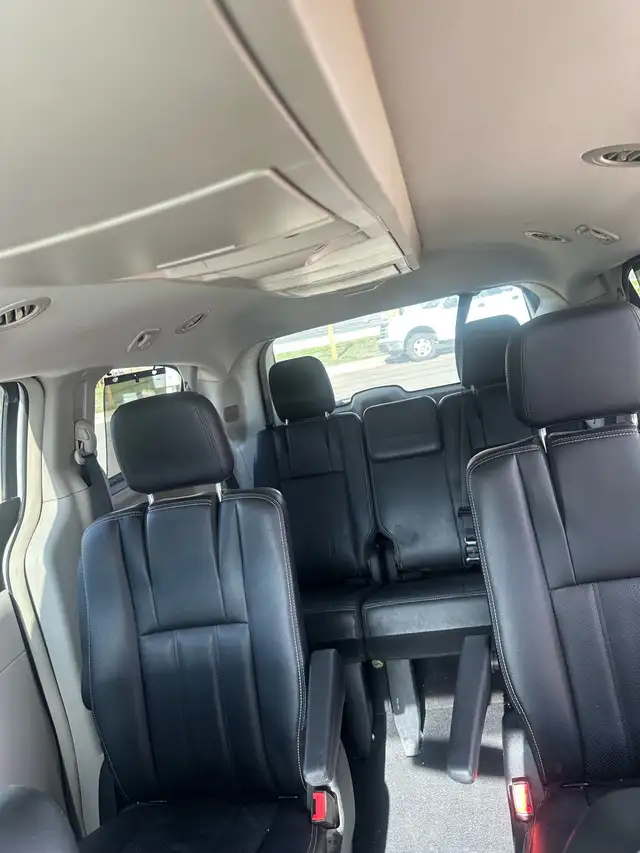 2013 Chrysler Town & Country  in Cars & Trucks in Edmonton - Image 8