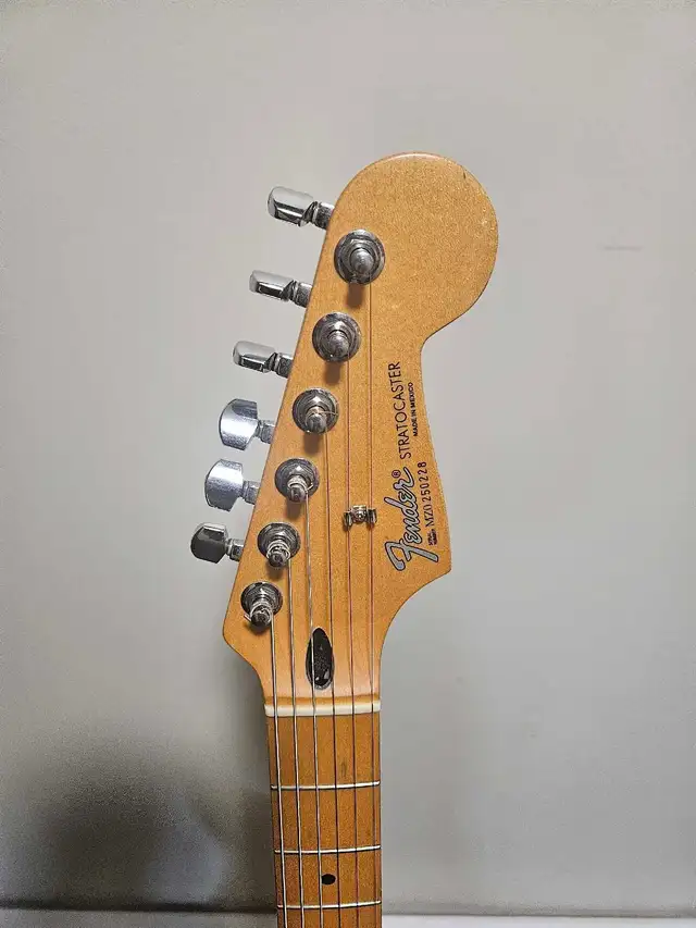 Fender Stratocaster Mexicaine in Guitars in Sherbrooke - Image 5