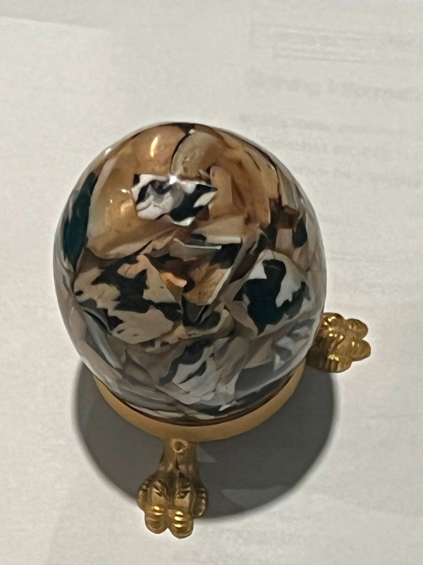 Vintage Art Glass Speckled Egg Paperweight Dark and Light Brown dans Art et objets de collection  à Longueuil/Rive Sud