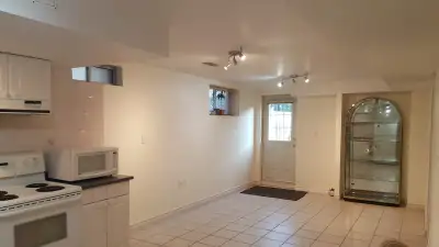 Mississauga center, 2 bedrooms walkout basement apartment, heartland area, near Bristol Rd and Loonl...